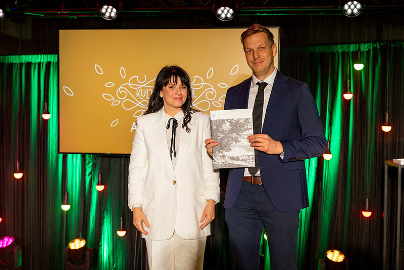 Estonian Minister of Culture Heidy Purga and Proekspert CEO Marco Spielmann holding the “Culture Friend” award diploma at the Vabamu ceremony in Estonia
